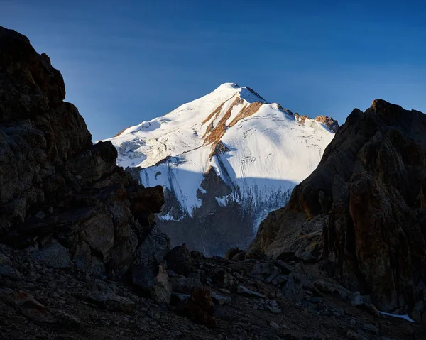 Montagna neve vetta — Foto Stock