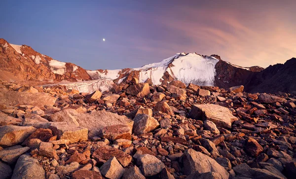 Snow Mountain peak vid solnedgången — Stockfoto