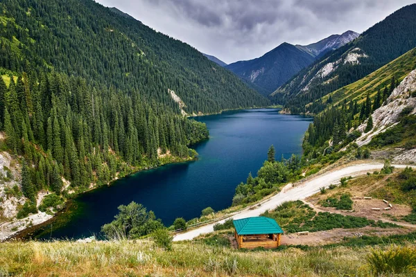 Dağ Gölü'nün güzel doğal manzaralı — Stok fotoğraf
