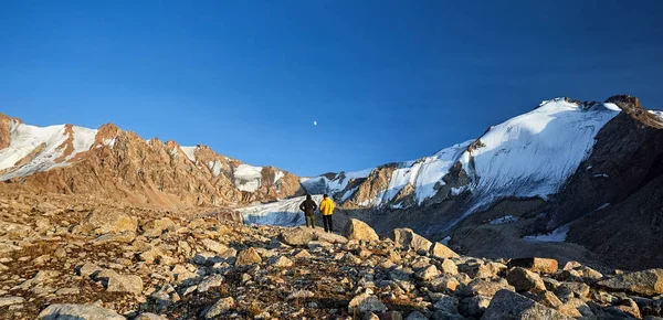 Due turisti in montagna — Foto Stock