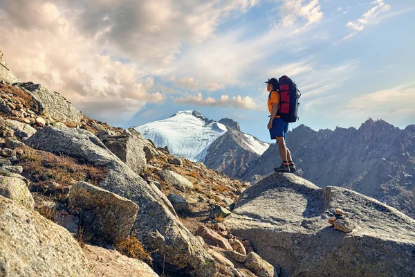 Turysta z plecakiem w górach — Zdjęcie stockowe