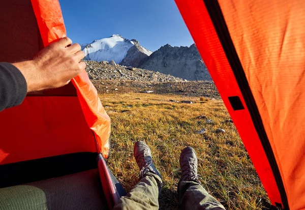 Turist bacaklar açık havada çadırda