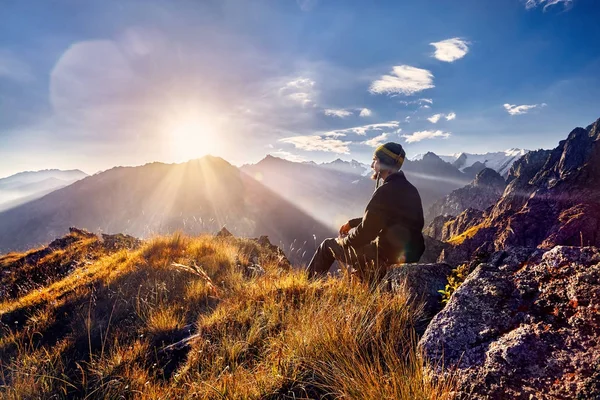 Turista nas montanhas ao nascer do sol — Fotografia de Stock