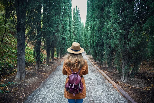 Turista in cappello al vicolo dei cipressi — Foto Stock