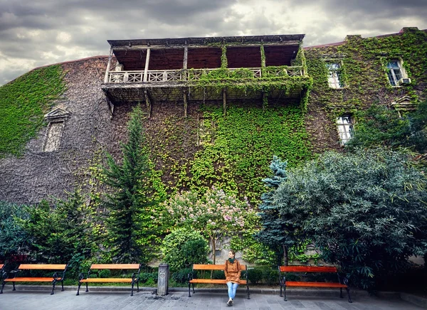 Tourist in old Tbilisi — Stock Photo, Image