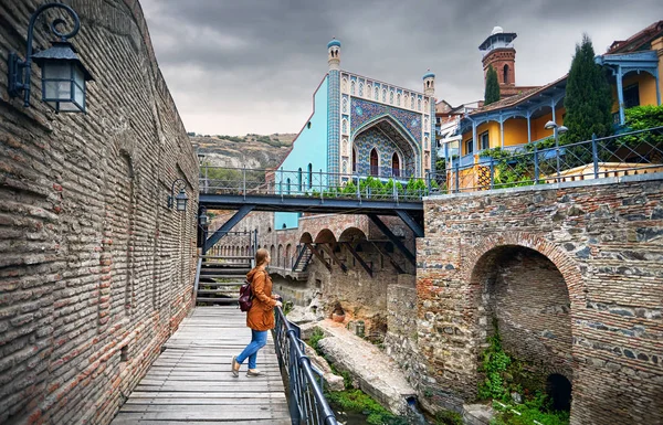 Cestovatel na Abanotubani čtvrti Tbilisi — Stock fotografie