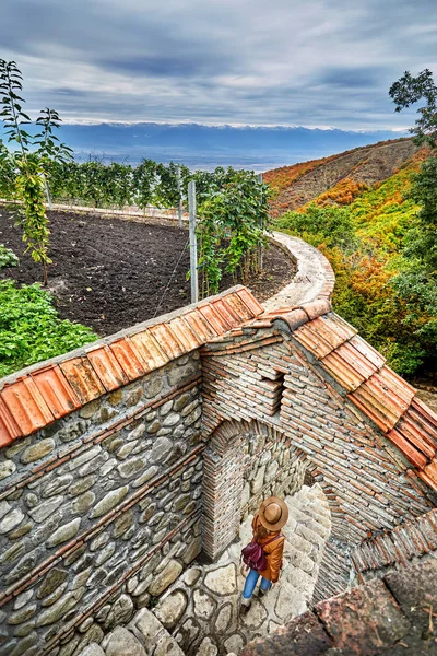 Woman in Signagi town in Georgia — Stock Photo, Image