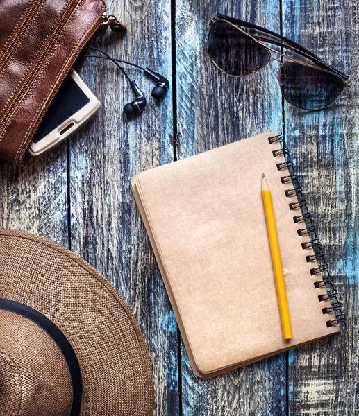 Diario de viaje vintage sobre la mesa — Foto de Stock