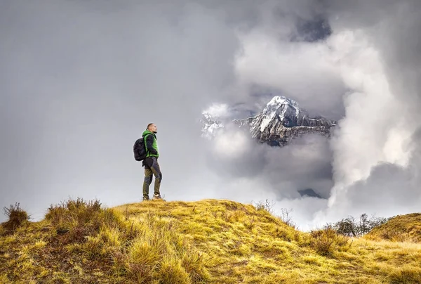 Himalaya dağlarında yürüyüş — Stok fotoğraf