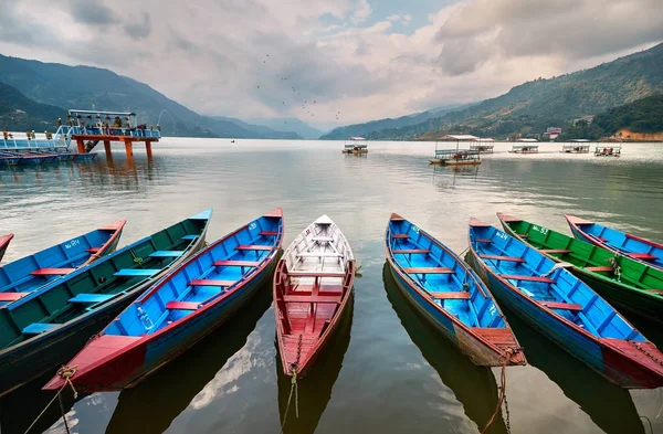 Bunte Boote in Pokhara — Stockfoto