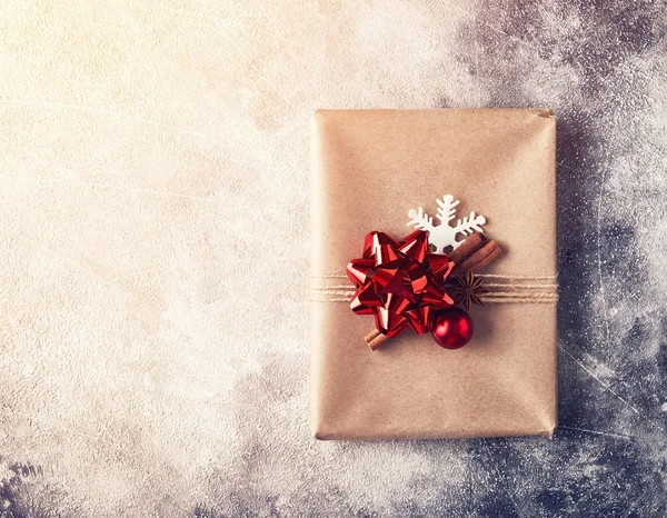 Wrapped present on winter background — Stock Photo, Image