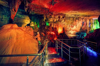 Turist yeraltı mağarasında
