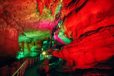 Sataplia Underground mağara Kutaisi Gürcistan yakınındaki