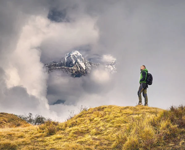 Himalaya dağlarında yürüyüş — Stok fotoğraf