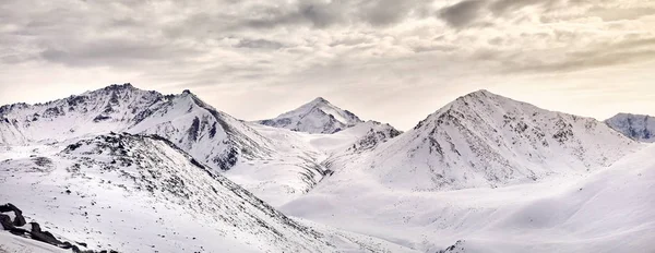 Panorama der schneebedeckten Berge Kasachstans — Stockfoto