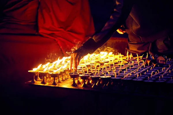 Buddhistisk kultur oljelampa — Stockfoto