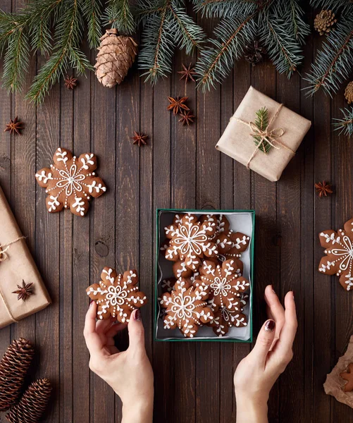 Noël étoiles de pain d'épice dans la boîte — Photo