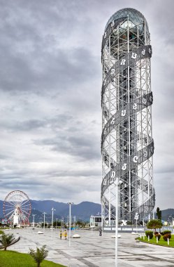 Batum, Gürcistan 3 Ekim 2017: Alfabetik Kulesi ve dönme dolap Batum, Gürcistan.