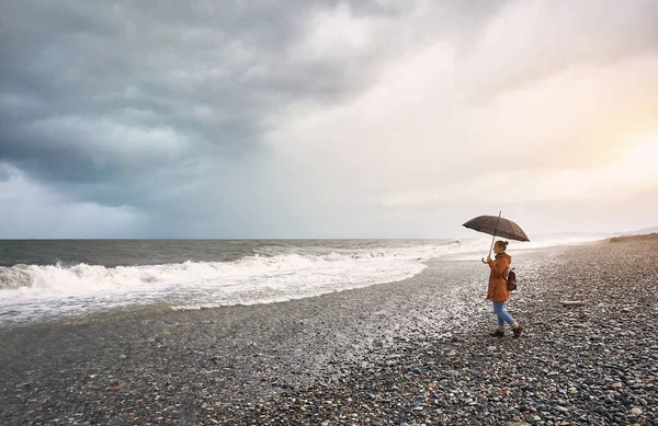 Kadın fırtınalı deniz kenarında — Stok fotoğraf