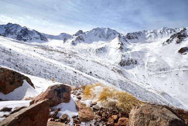Kazakistan karlı dağlarda