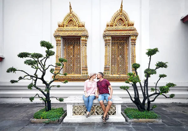 Et par turister i Wat Pho – stockfoto