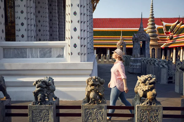 Turista v chrámu v Bangkoku — Stock fotografie