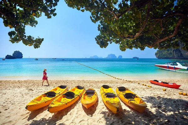 Voyageur sur la plage en Thaïlande — Photo