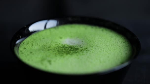 Té verde con leche matcha japonesa con espuma — Vídeo de stock