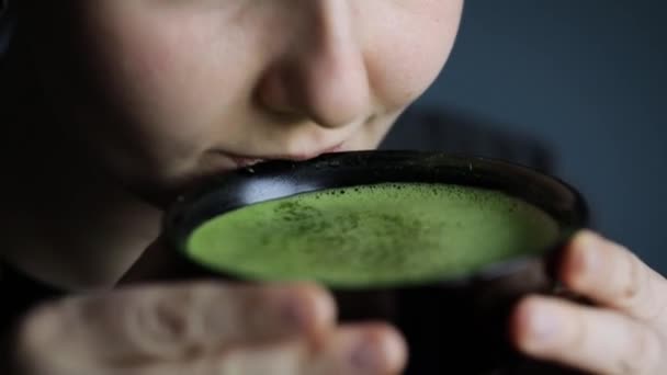 Mulher beber chá verde matcha — Vídeo de Stock