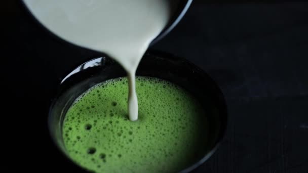 Preparación de té verde con leche matcha — Vídeo de stock