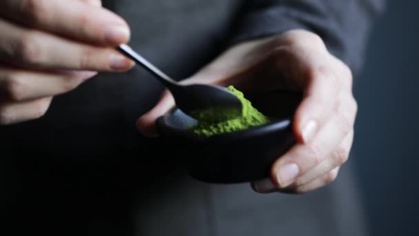 Preparación de té verde matcha — Vídeo de stock