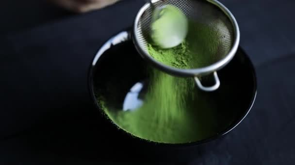 Matcha chá verde é peneirar através de uma peneira — Vídeo de Stock