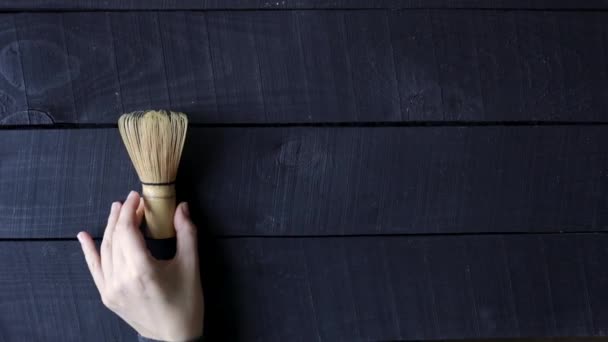 Vrouw zet garde en matcha thee op tafel — Stockvideo