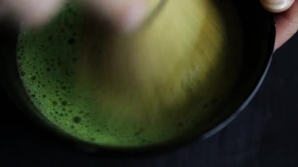 Приготування зеленого чаю мача з віночком — стокове відео