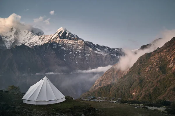 Alto campo in Himalaya Montagne — Foto Stock