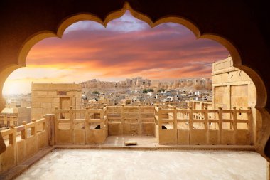 Jaisalmer şehri ve kalesi gün batımında