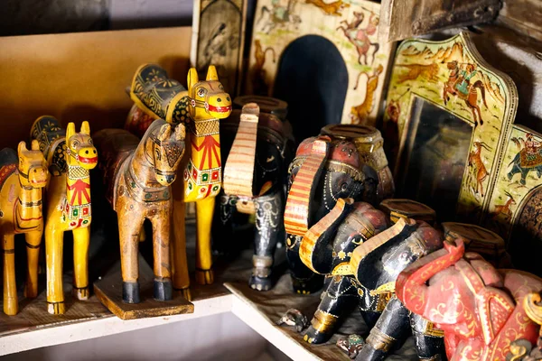 印度市场上的木制纪念品 — 图库照片