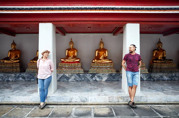 Paar Touristen im wat pho — Stockfoto