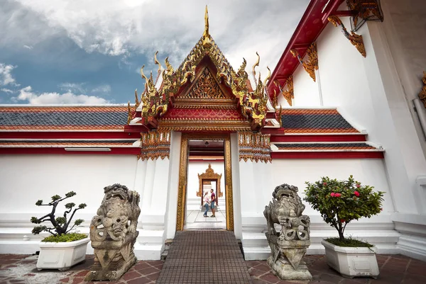 Kilka turystycznych w Wat Pho — Zdjęcie stockowe