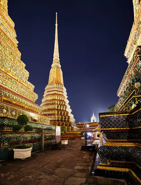 夜のワット・ポー寺院 — ストック写真