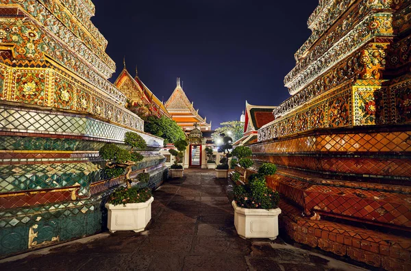 Złota Świątynia Wat Pho nocą — Zdjęcie stockowe
