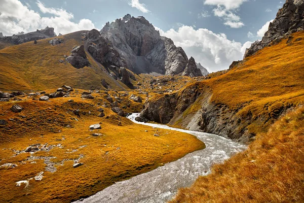 Horské údolí v Kyrgyzstánu — Stock fotografie