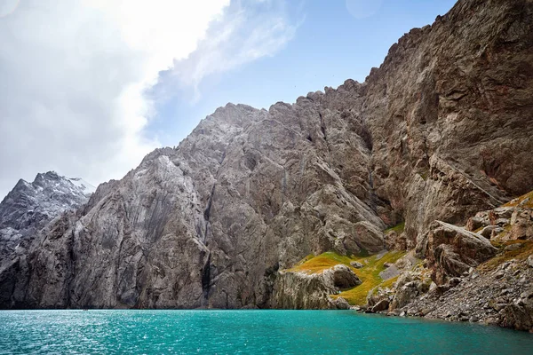 Lac de montagne au Kirghizistan — Photo