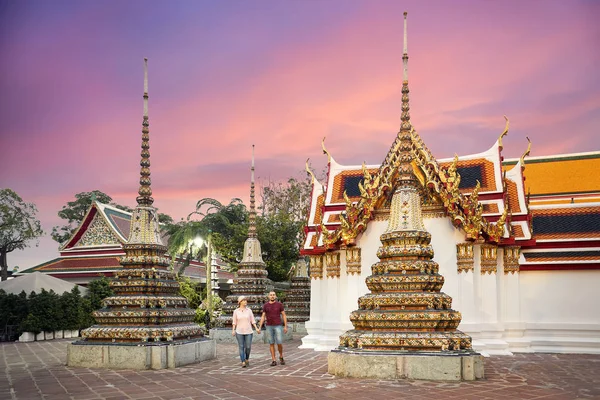 Casal de turista no Wat Pho — Fotografia de Stock