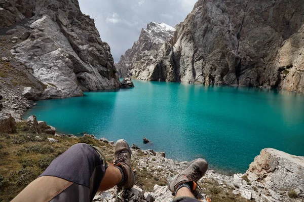 Senderista en lago de montaña —  Fotos de Stock