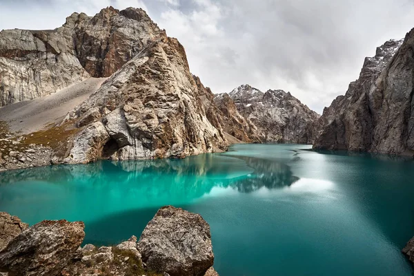 Lago de montaña en Kirguistán —  Fotos de Stock