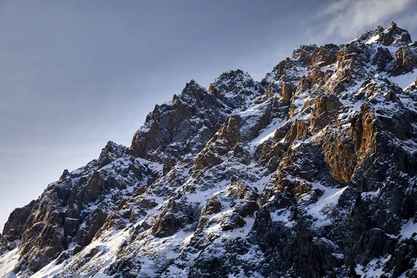 Karlı dağların manzarası — Stok fotoğraf