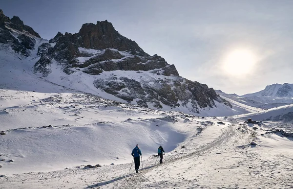 Caminhantes nas montanhas nevadas — Fotografia de Stock