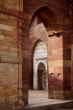 Yeni Delhi, Hindistan 'daki Kutub Minar mezarının kapısı.