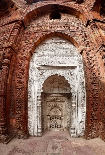 Gravporten vid Qutub Minar i New Delhi, Indien — Stockfoto